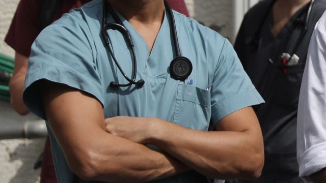 Σοκ στη Θεσσαλονίκη: Παρίστανε τον γιατρό και υποσχόταν «θεραπεία» στη σκλήρυνση κατά πλάκας – Ερευνώνται πέντε περιπτώσεις θανάτων