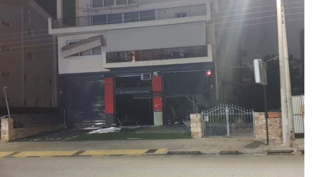 Συναγερμός στη Γλυφάδα: Έκρηξη σε πλυντήριο αυτοκινήτων – Σύζυγος γνωστού μοντέλου ο ιδιοκτήτης (Video)
