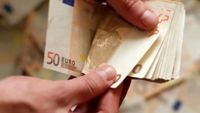 Τεράστια ανάσα: Επίδομα 1.600 ευρώ στους λογαριασμούς σας στα ΑΤΜ!