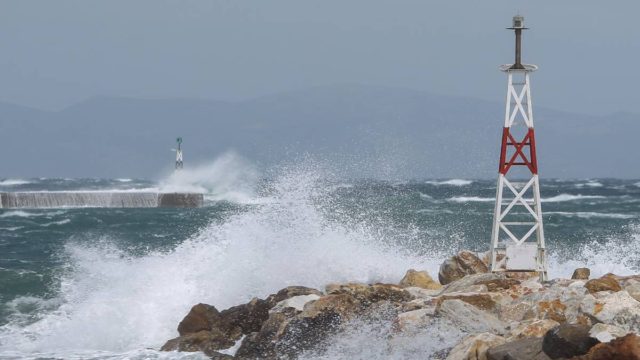 Καιρός: Απαγορευτικό απόπλου από Πειραιά, Ραφήνα και Λαύριο – Πνέουν 9 μποφόρ