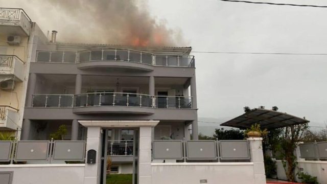 Θρίλερ στην Καλαμάτα: Πολυκατοικία πήρε φωτιά από κεραυνό!