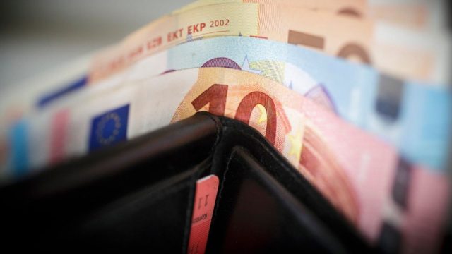 «Χρυσοφόρο» τρικ για να βάλεις χρήματα στην άκρη – Πώς ο κανόνας του 50ευρου σας κάνει πλούσιους