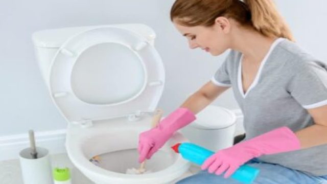 Τα μυστικά του υδραυλικού: 6+1 πανίσχυρα κόλπα για να κάνετε τη λεκάνη της τουαλέτας σαν καινούρια