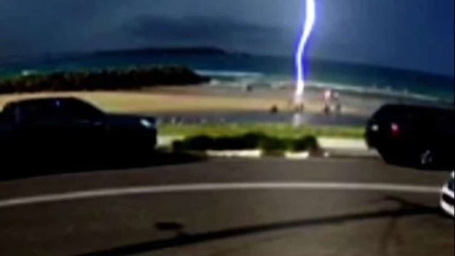 Κεραυνός χτύπησε παιδάκι στη θάλασσα – Σοκαριστικό βίντεο από τη στιγμή της απόλυτης φρίκης