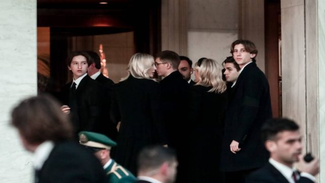 Κηδεία τέως βασιλιά Κωνσταντίνου: Γεύμα με 250 υψηλούς προσκεκλημένους – Καραβίδες, γαρίδες, σφυρίδα, καλαμάρια στο μενού