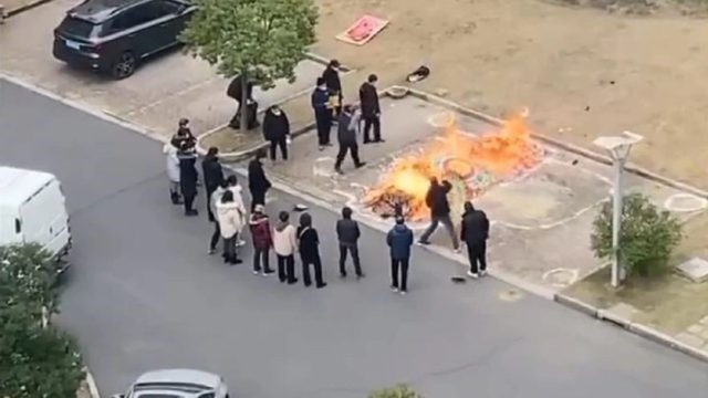 Παγκόσμια αγωνία για τον κορωνοϊό: Εικόνες σοκ στην Κίνα – Οικογένειες καίνε τους νεκρούς συγγενείς τους στον δρόμο (video)