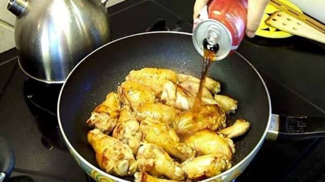 Βάζει τα κομμάτια κοτόπουλου στο τηγάνι και προσθέτει Κόκα Κόλα – Το αποτέλεσμα; Εξαιρετικό!