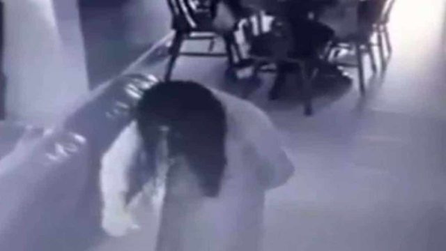 Άντρας έβαλε κρυφή κάμερα στο σαλόνι και μόλις είδε τι κάνει αυτή η υπηρέτρια έπαθε το σοκ της ζωής του!