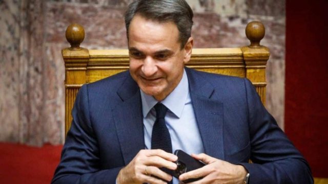Χαλαρός, χαμογελαστός και χωρίς… γραβάτα! Η οικογενειακή φωτογραφία του Κυριάκου Μητσοτάκη και η πρώτη ευχή