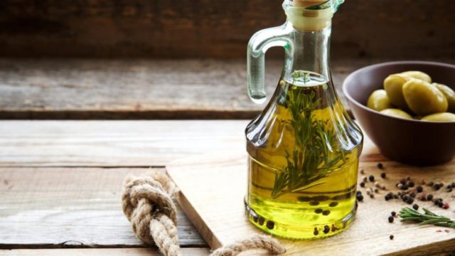 Ποτέ ξανά εκεί: Ο λόγος που απαγορεύεται να αφήνετε το λάδι πάνω στον πάγκο της κουζίνας