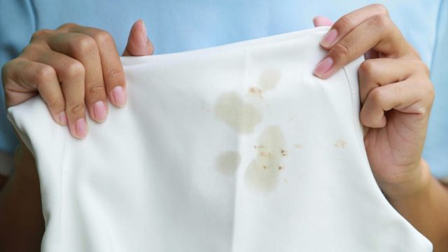 Επιστημόνισσα γιαγιά: Το απλό αντικείμενο που κοστίζει κάτω από 1 ευρώ και εξαφανίζει τους λεκέδες από λάδι στα ρούχα