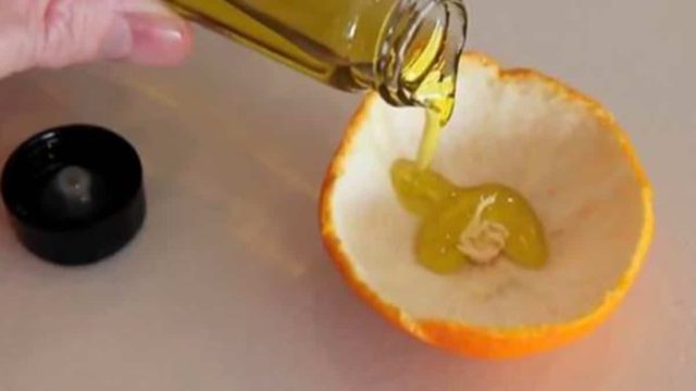 Κόβει ένα μανταρίνι και ρίχνει λάδι στη φλούδα του – Το αποτέλεσμα; Θα το λατρέψετε!