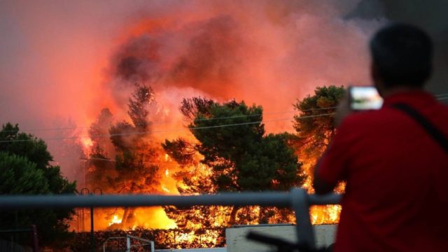 Τραγωδία στο Μάτι: «Φώναζα για να ακούσει πόσο τον αγαπούσα…» – Ανατριχιάζει Ιρλανδή που είχε έρθει στην Ελλάδα για γαμήλιο ταξίδι κι έχασε το σύζυγό της