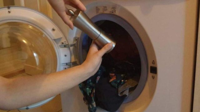 Βάζει τα ρούχα στο πλυντήριο και από πάνω τρίβει λίγο μαύρο πιπέρι. Ο λόγος; Πανέξυπνος!