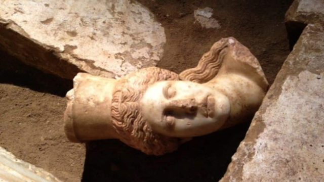 «Επί 80-90 χρόνια στον τάφο ο Μέγας Αλέξανδρος….»: Όλη η αλήθεια για το ταφικό συγκρότημα της Αμφίπολης!