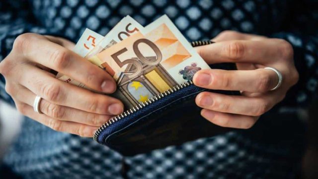 «Σεισμός» με τον κατώτατο μισθό: Έκτακτη απόφαση της κυβέρνησης!