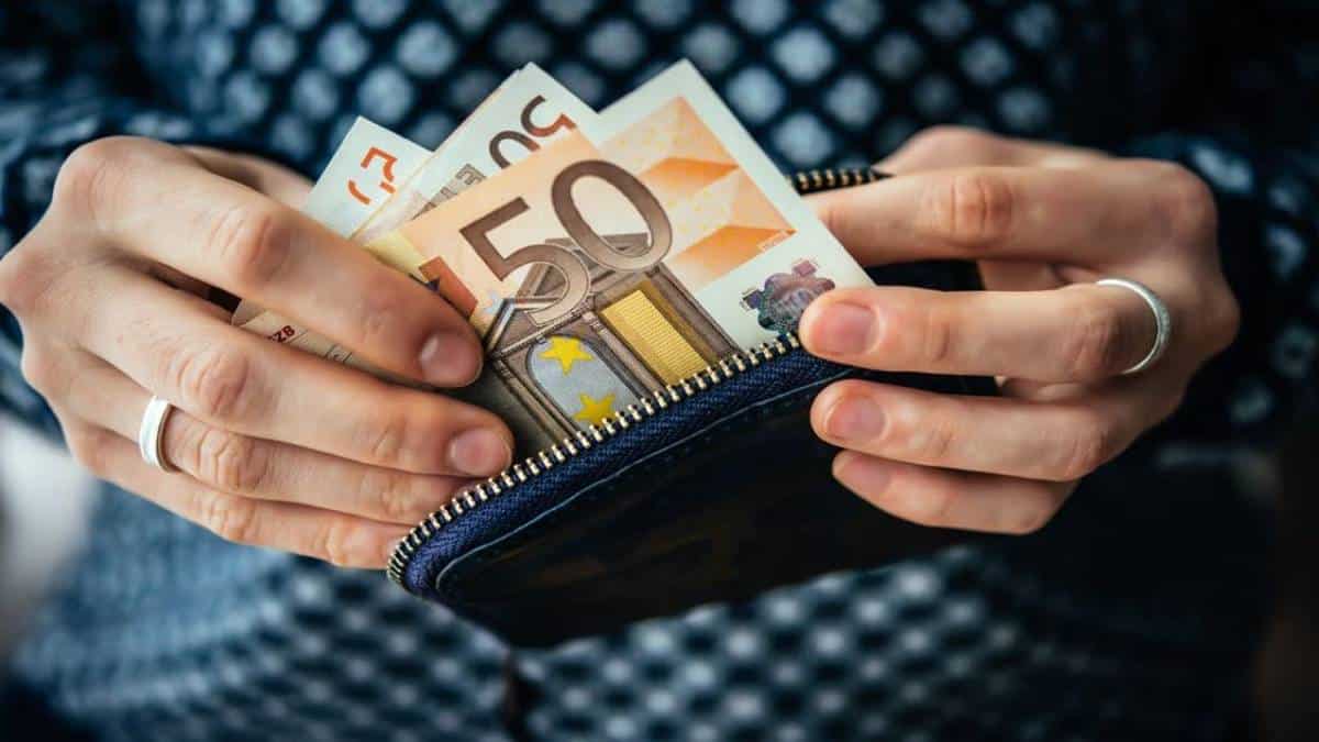 «Σεισμός» με τον κατώτατο μισθό: Έκτακτη απόφαση της κυβέρνησης!