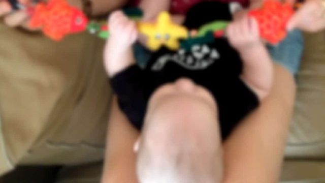 Μωρό συμπεριφερόταν περίεργα και η μητέρα έβαλε κάμερα στο δωμάτιο – Αυτό που κατέγραψε πραγματικά τη σόκαρε (Video)