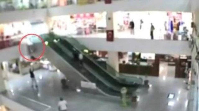 Μωρό πέφτει από κυλιόμενες σκάλες σε εμπορικό κέντρο – Σοκάρει αυτό που ακολούθησε μετά (Video)
