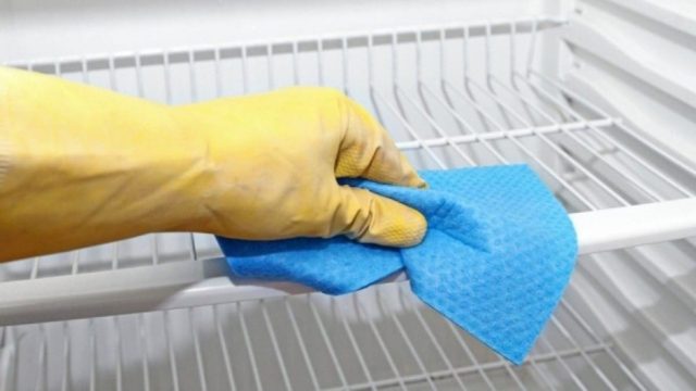 Μούχλα στο ψυγείο: Το υλικό που την «εξολοθρεύει» και έχουμε όλοι στην κουζίνα μας