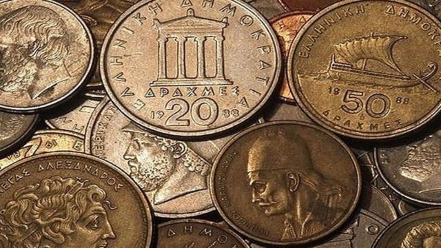 Σα να μην πέρασε μια μέρα: Σε αυτή την ελληνική πόλη υπάρχει πλατεία που τα πάντα θυμίζουν εποχές Δραχμών! (photo)