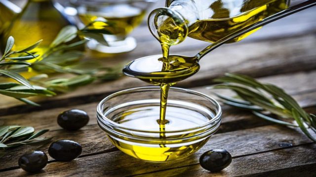 Δε θα σας ξεγελάσουν ποτέ ξανά – Το κόλπο με το ψυγείο που θα σας δείξει αν είναι νοθευμένο το ελαιόλαδο