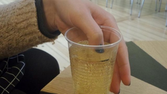 Βάζει το βαμμένο νύχι μέσα σε ένα ποτό…Μόλις το βερνίκι άλλαξε χρώμα κάλεσε αμέσως την αστυνομία!