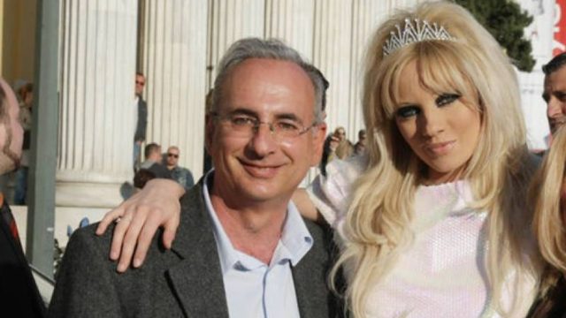 Κόλαφος η Τζούλια Αλεξανδράτου για τον πατέρα της: «Μου έπαιρνε χρήματα, με χώρισε από τη μητέρα μου και…»