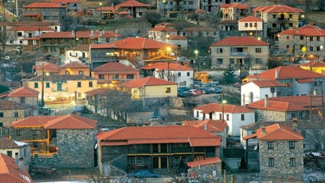 Μαγεύεται το μάτι: Το πέτρινο χωριό της Ελλάδας που αποτελεί ιδανικό προορισμό για χειμερινές διακοπές!