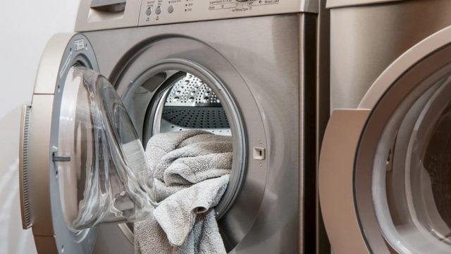 Το λάθος που κάνουμε με το πλυντήριο και μας κοστίζει σε ρεύμα – Πώς πλένουμε τα ρούχα για εξοικονόμηση έως και 30%