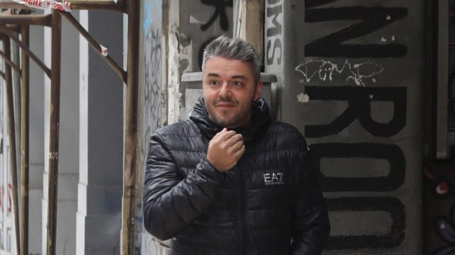 Είναι αξιοζήλευτο: Το ζεστό σπίτι του Πέτρου Πολυχρονίδη με την τεράστια βιβλιοθήκη (photos)