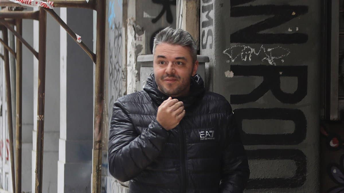 Είναι αξιοζήλευτο: Το ζεστό σπίτι του Πέτρου Πολυχρονίδη με την τεράστια βιβλιοθήκη (photos)