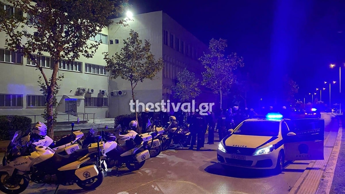 Θεσσαλονίκη: Επεισόδια έξω από το «Κλ. Βικελίδης» μετά το Άρης-Ολυμπιακός – Επίθεση οπαδών στα ΜΑΤ