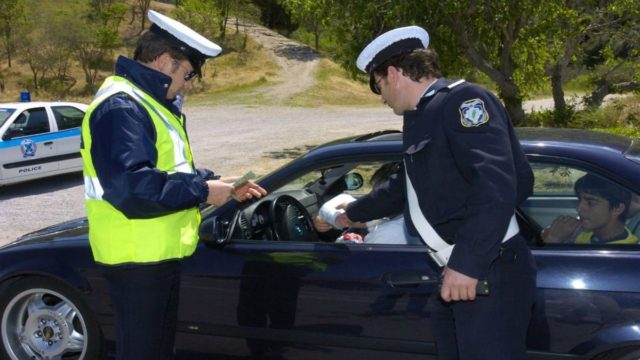 «Βαρύς ο πέλεκυς» για το πιο συνηθισμένο «κουσούρι»: Πρόστιμο και αφαίρεση διπλώματος για κάτι που έχει κάνει το 100% των Ελλήνων οδηγών