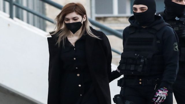 Ρούλα Πισπιρίγκου: Νέο “όχι” για το αίτημα εξαίρεσης της ανακρίτριας – Συνεχίζεται η απολογία για τους θανάτους Μαλένας και Ίριδας (Video)
