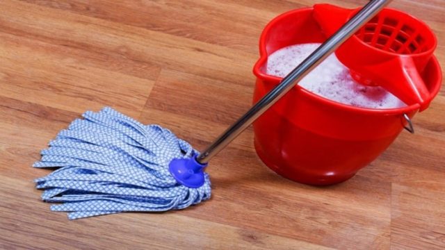 «Ευωδιαστό» σπίτι στο λεπτό: Το κόλπο που εξαφανίζει κάθε δυσάρεστη οσμή στο σφουγγάρισμα