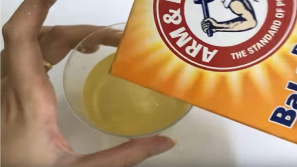Γυναίκα πήρε μαγειρική σόδα και την έριξε μέσα στο ποτήρι με τα ούρα της – Αυτό που έμαθε την άφησε άφωνη!