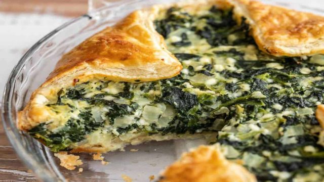 Χτυπάει με πηρούνι τα αυγά και το γιαούρτι και τα προσθέτει στο μείγμα σπανακιού – Η απόλυτη σπανακόπιτα που πρέπει να φτιάξεις