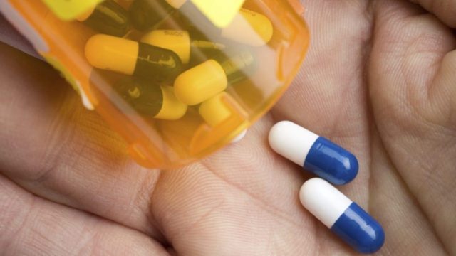 Σπάτε τα χάπια στη μέση; Μην το ξανακάνετε ποτέ – Ο λόγος