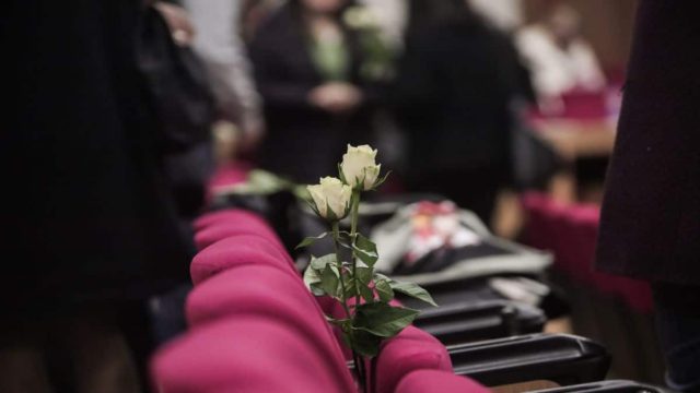 Πυρκαγιά στο Μάτι: Σοκάρει η μητέρα που είδε τον γιο της να πνίγεται – «Τον άφησα για να σώσω την κόρη μου»