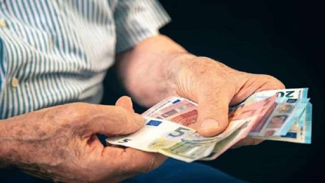 «Βρέχει» λεφτά από e-ΕΦΚΑ: Σε λειτουργία η ηλεκτρονική αίτηση για απονομή αυξημένης εθνικής σύνταξης σε ομογενείς