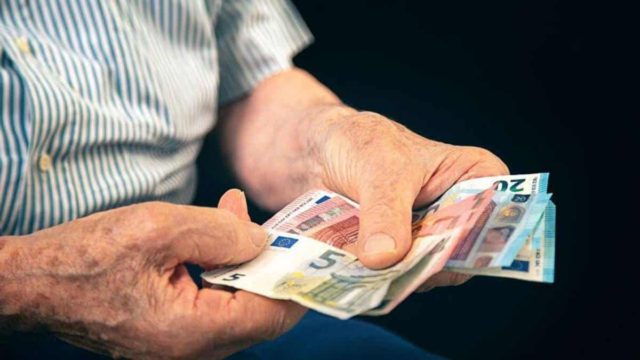 Συντάξεις Φεβρουαρίου: Μπαράζ πληρωμών! Πότε θα δουν λεφτά στους λογαριασμούς τους οι συνταξιούχοι – Οι ημερομηνίες ανά ταμείο