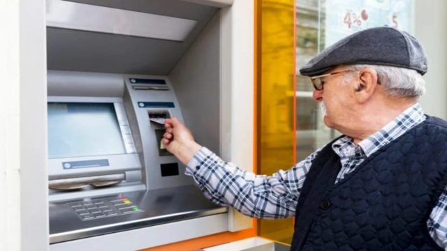 Με το χαμόγελο στα ΑΤΜ – Πληρωμές με διπλή και τριπλή αύξηση στις συντάξεις