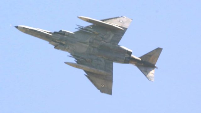 Πτώση Phantom στην Ανδραβίδα: Θρίλερ με τους δύο πιλότους – Δεν πρόλαβαν να εγκαταλείψουν, βρέθηκαν τα πρώτα συντρίμμια (video)