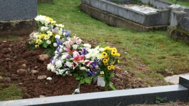 Πήγε στον τάφο της αδερφής του και άφησε ένα τελευταίο λουλούδι – Τότε όλοι ξέσπασαν σε λυγμούς…