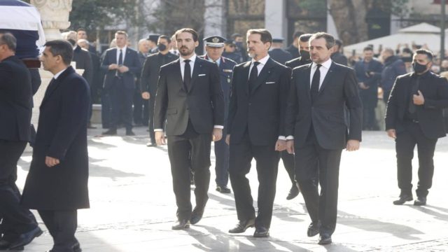 Ξεκίνησε η κηδεία τέως βασιλιά Κωνσταντίνου: Ουρές 2 χιλ. έξω από το Παρεκκλήσι – «Αθάνατος» φώναζε το πλήθος & έψαλλαν τον Εθνικό Ύμνο (LIVE VIDEO)