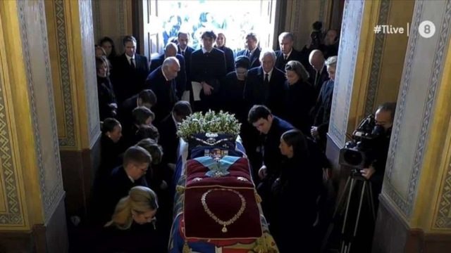 Κηδεία τέως βασιλιά Κωνσταντίνου: «Αθάνατος» φώναζε το πλήθος – Η συμβολική κίνηση των παιδιών του (Video)