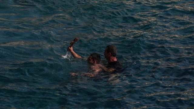 Η φωτογραφία της ημέρας: Θα… πέσετε κι εσείς για το σταυρό;