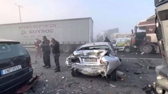 Εικόνες από την… κόλαση στην Εθνική Οδό: Απίστευτη καραμπόλα με 6 ΙΧ και νταλίκες! (video)