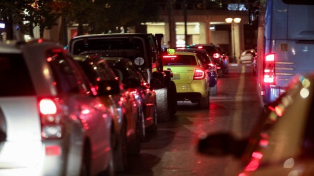 Σοβαρό τροχαίο με 3 οχήματα στην Αττική Οδό: Αναποδογυρισμένο το ένα αυτοκίνητο – Μποτιλιάρισμα στην έξοδο για Πειραιά